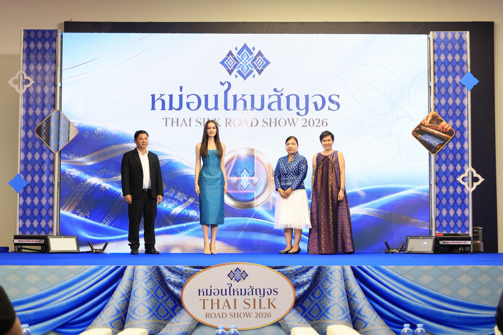 title - ส.ป.ก. ร่วมเป็นเกียรติในพิธีเปิดงานโครงการประชาสัมพันธ์และส่งเสริมการจำหน่ายผ้าไหมและผลิตภัณฑ์หม่อนไหมสัญจร ณ กรุงเทพมหานครและจังหวัดนนทบุรี ครั้งที่ 2